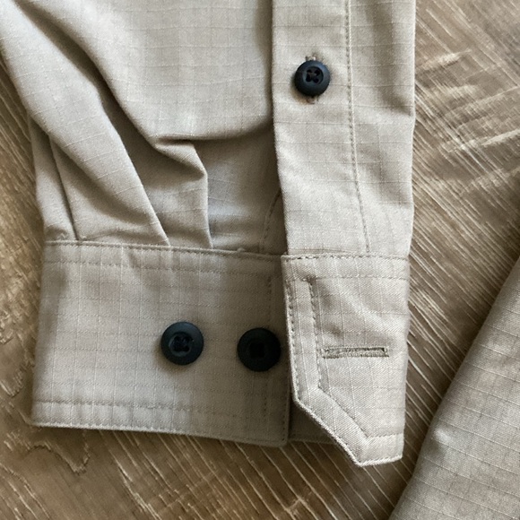 Men’s size medium off the grid button-down with conceal pocket - Picture 4 of 8